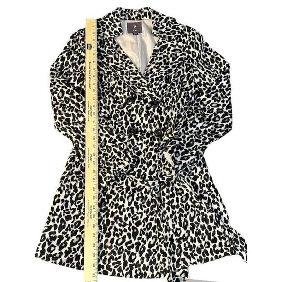 Women’s Forever 21 White Black Grey Medium Animal Print Jacket EUC - Picture 5 of 8